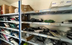 老板端起一杯速溶咖